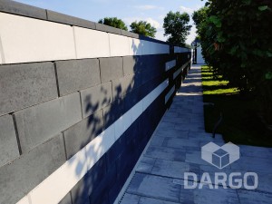 Ogrodzenie i chodnik